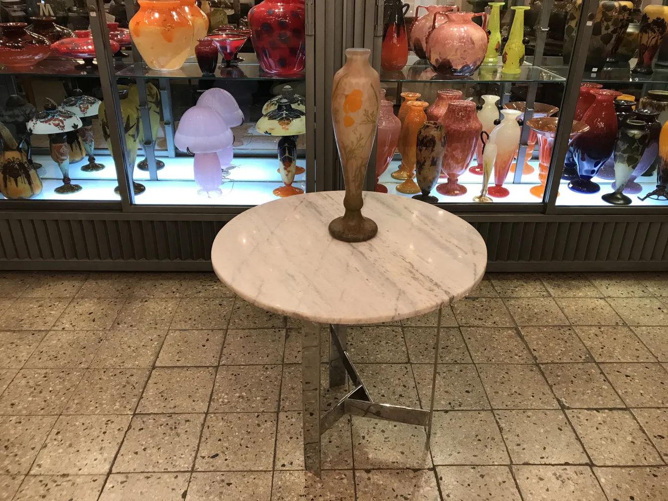 verre signé Daum Nancy sur une table avec divers objets décoratifs