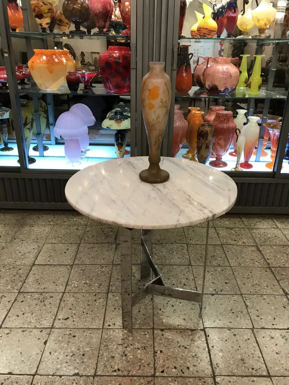 展示的古董签名玻璃达姆南希与其他物品