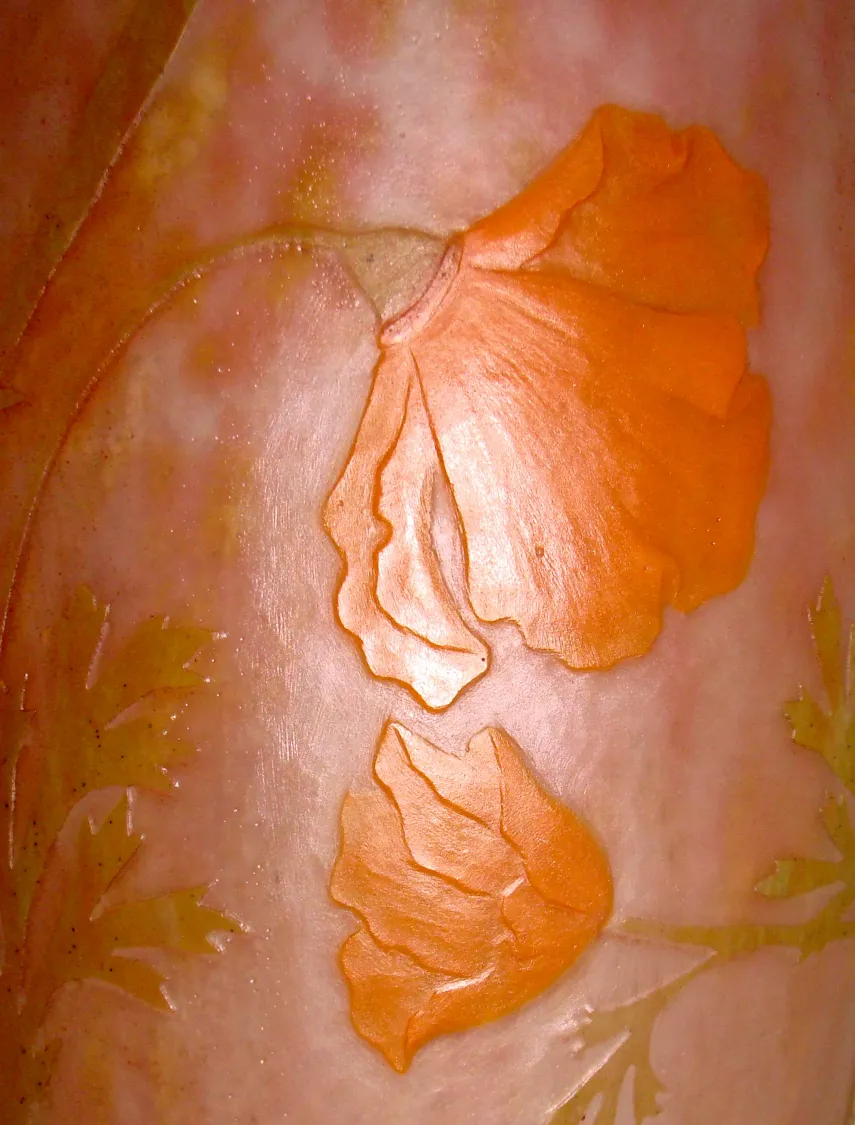 古董玻璃上有橙色花卉设计的 Daum Nancy