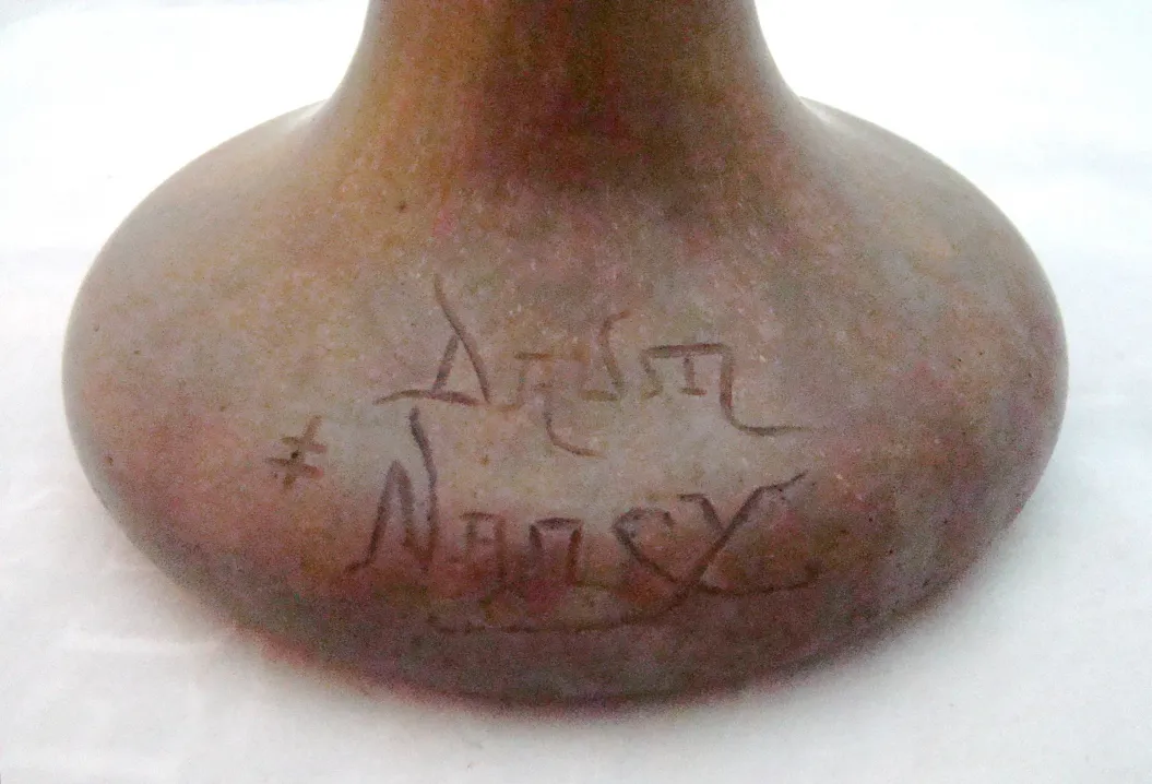 Verre ancien avec signature Daum Nancy, style élégant.