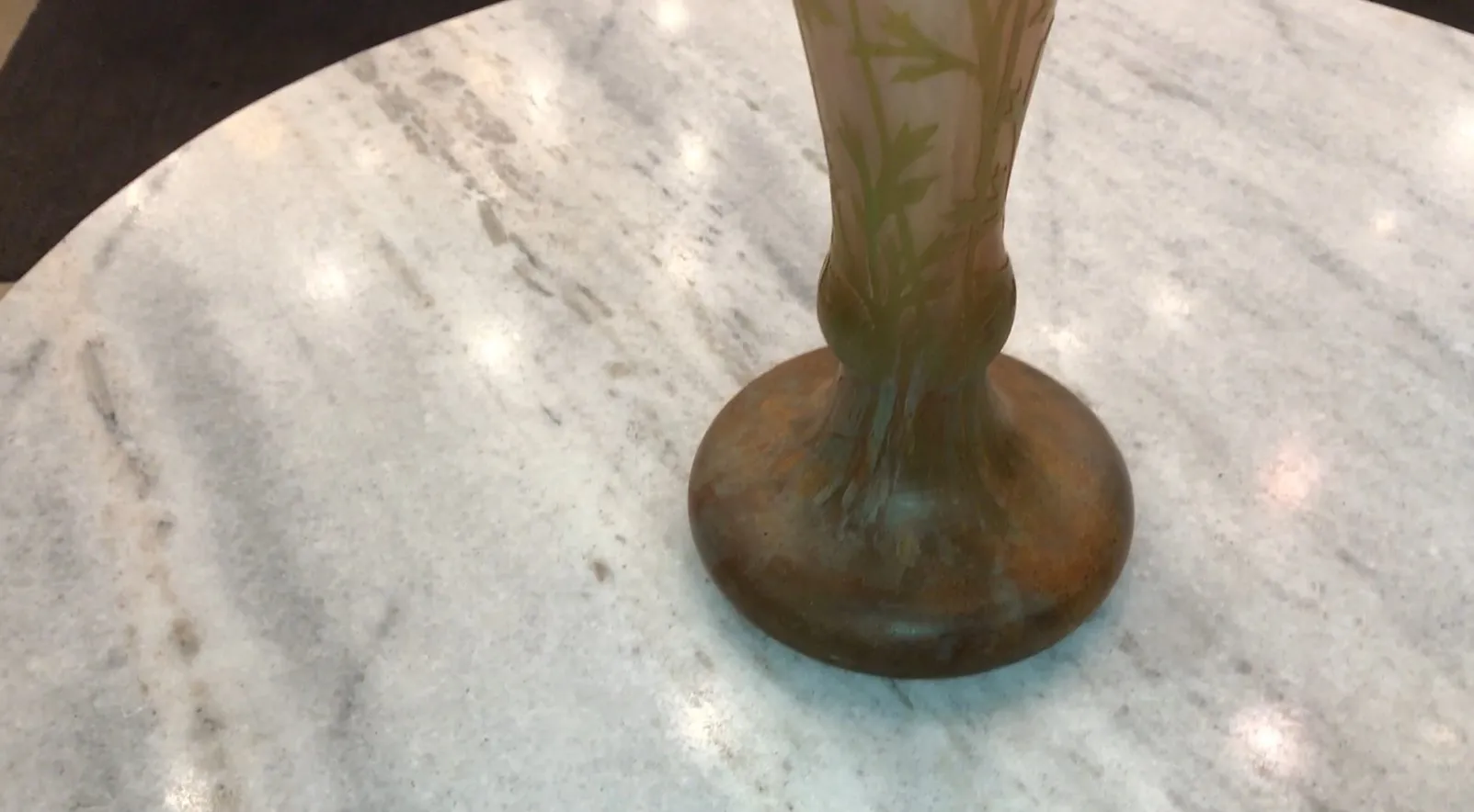 Vase ancien Daum Nancy avec un design subtil et élégant exposé sur une table en marbre.