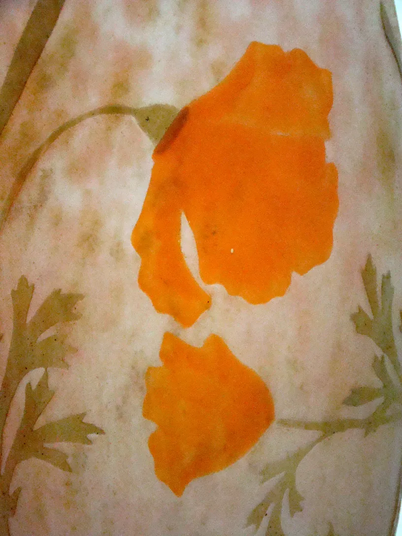 Vidrio firmado Daum Nancy con diseño floral en tonos naranja