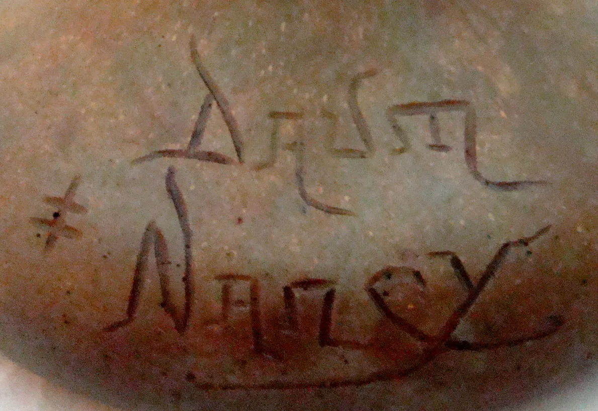 Antikes Glas mit sichtbarer Unterschrift Daum Nancy im Antiquitäten-Kontext.