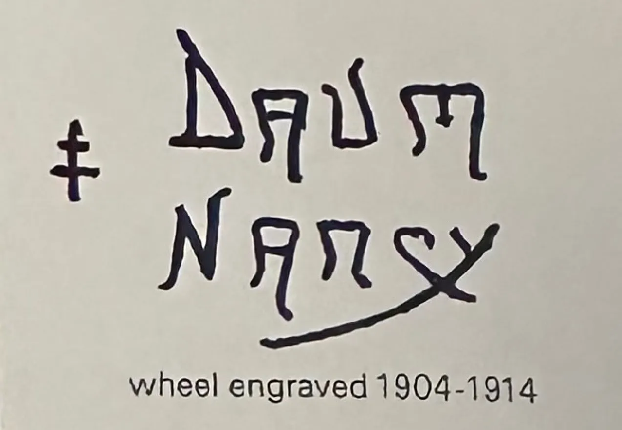 古董玻璃上有达姆南希签名，背景明亮