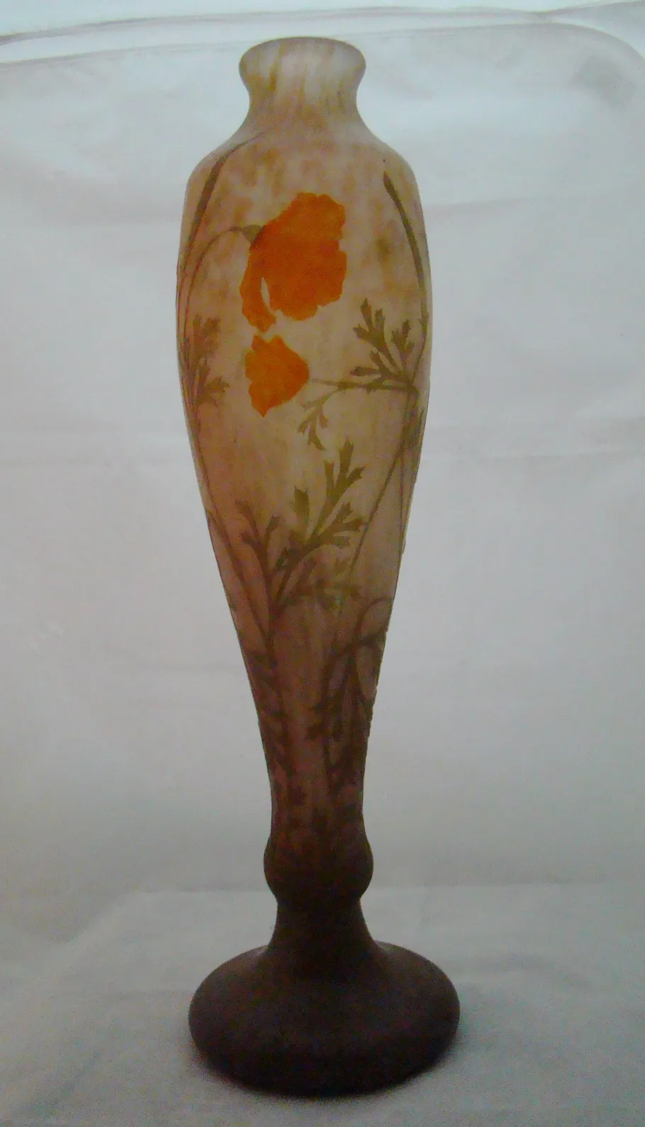 garrafa esbelta com flores laranjas, ambiente clássico