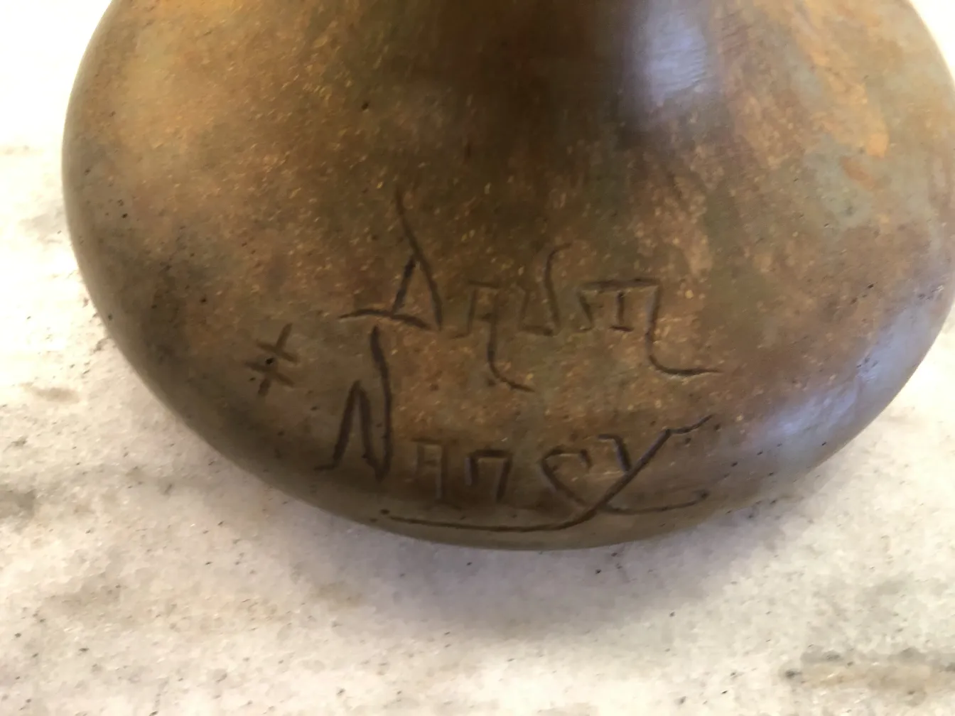 Antikes signiertes Glas Daum Nancy mit Gravur.