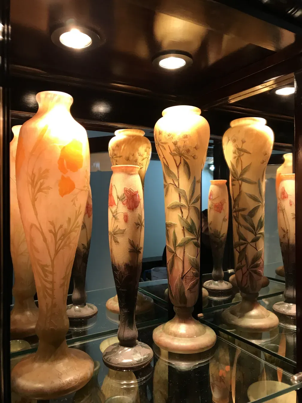 Trois élégants vases en verre signé Daum Nancy avec des motifs floraux.