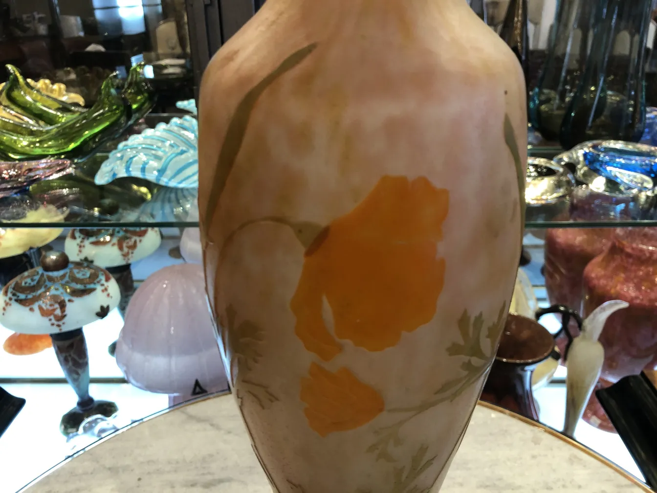 Vase en verre avec des fleurs peintes dans le design Daum Nancy