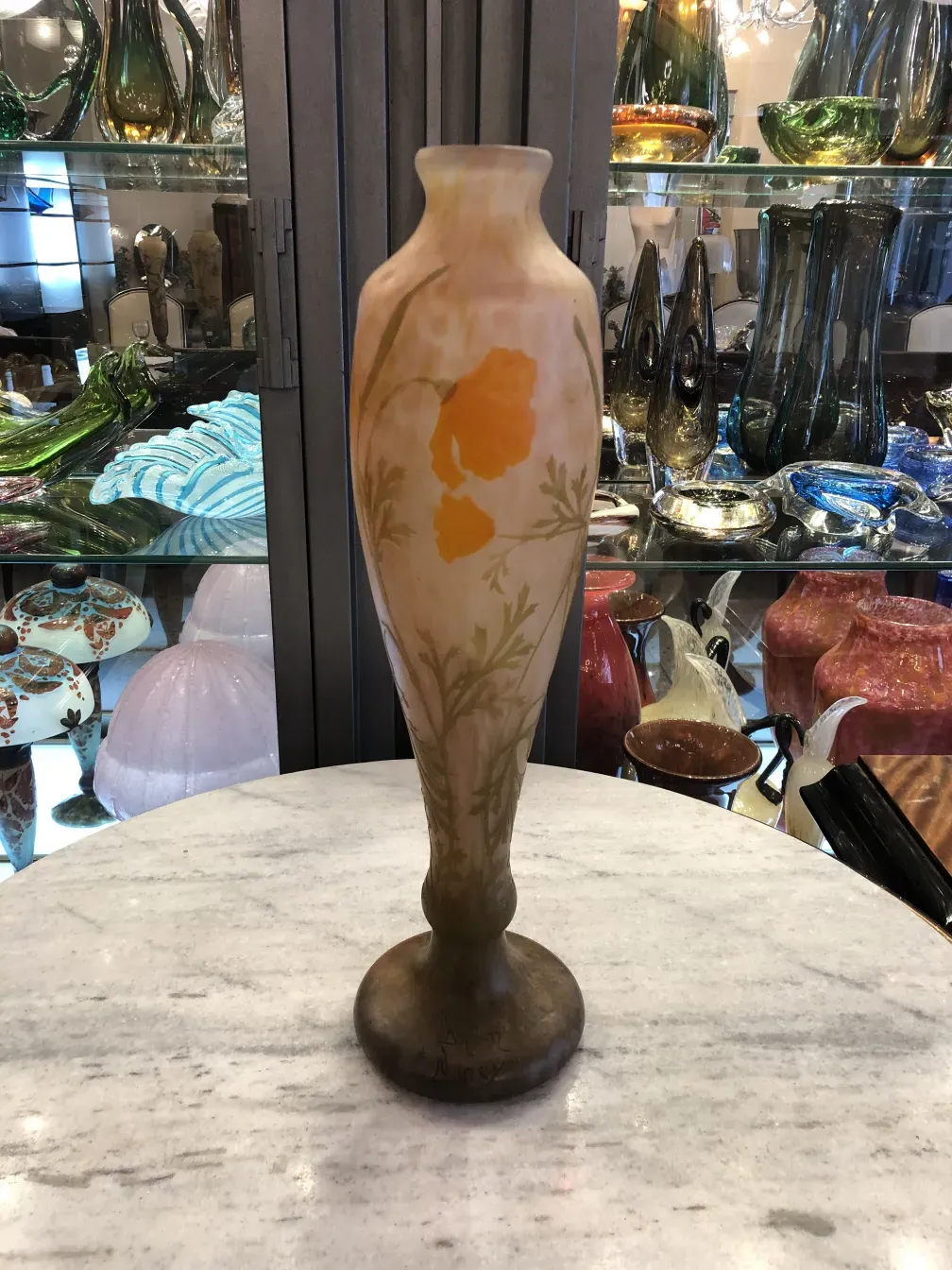 Antike Vase mit Blumendesign, signiert Daum Nancy, umgeben von Antiquitäten