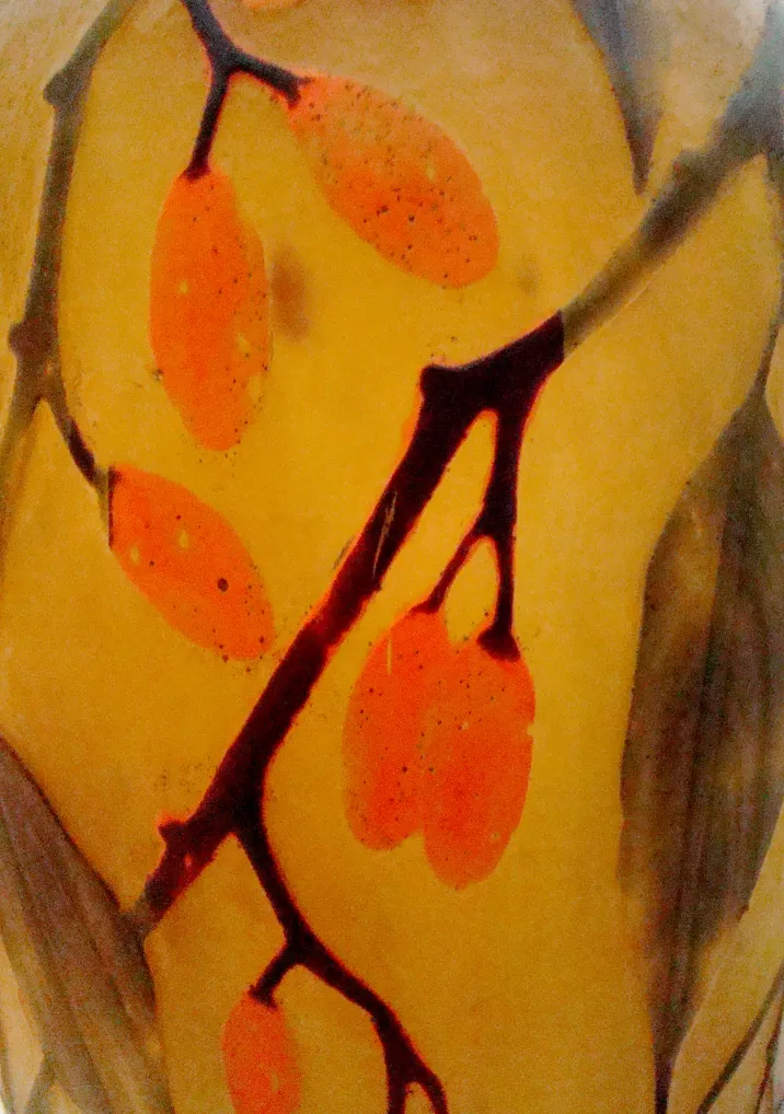 Verre ancien signé avec motif de branches et feuilles