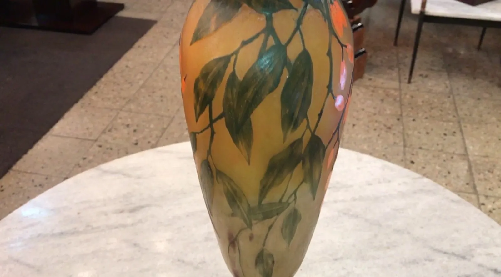 Antikes Glas mit Blätterdesign, signiert Daum Nancy.