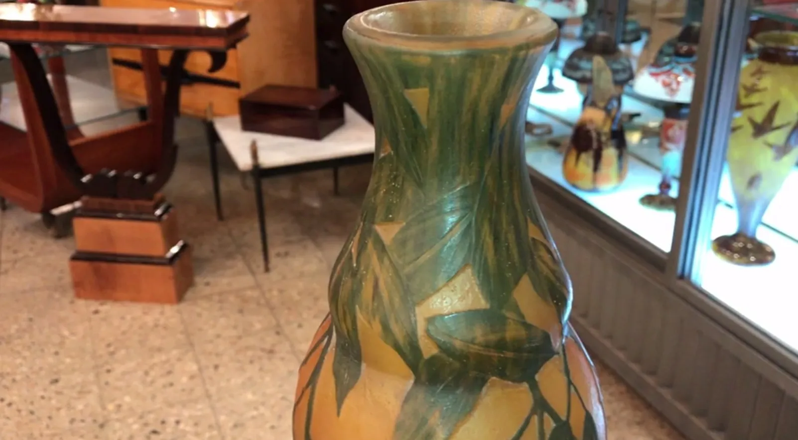 vidrio firmado daum nancy con decoraciones de hojas, fondo de antigüedades