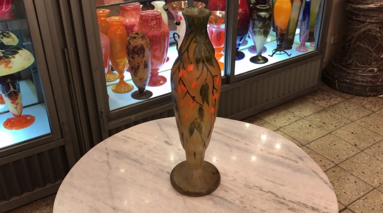 vase antico decorato con foglie e fiori, ambiente accogliente