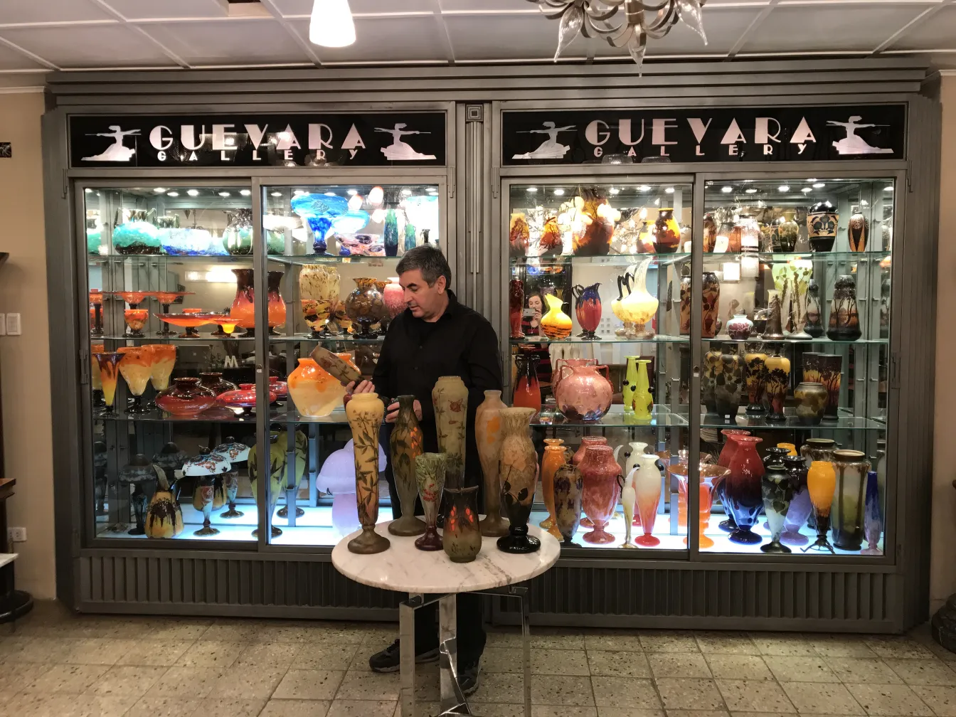 Verre signé Daum Nancy dans une galerie d'antiquités