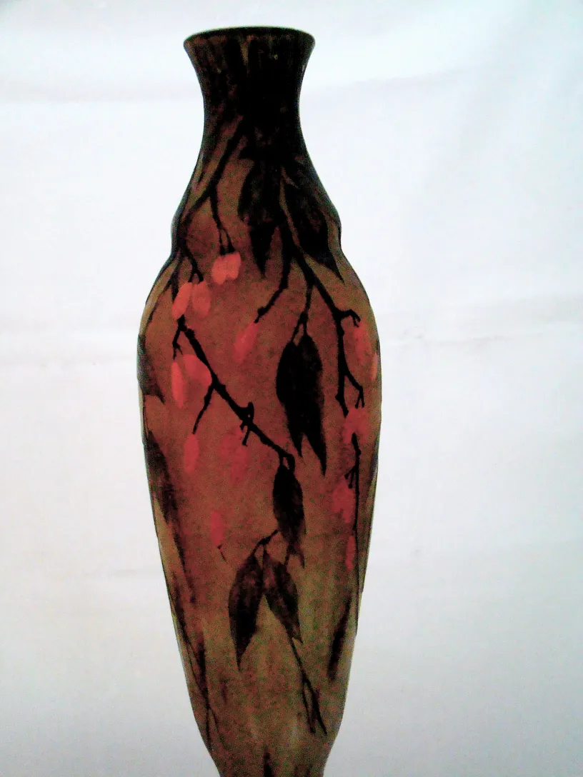 Antike Flasche mit floralem Design in erdigen und rosafarbenen Tönen.