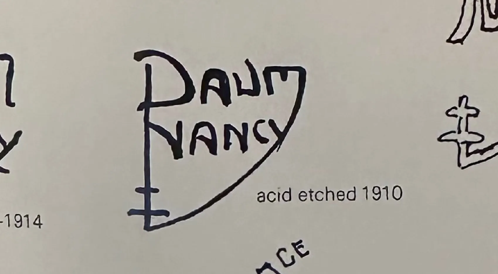 Vidrio antiguo con la firma Daum Nancy en un fondo claro