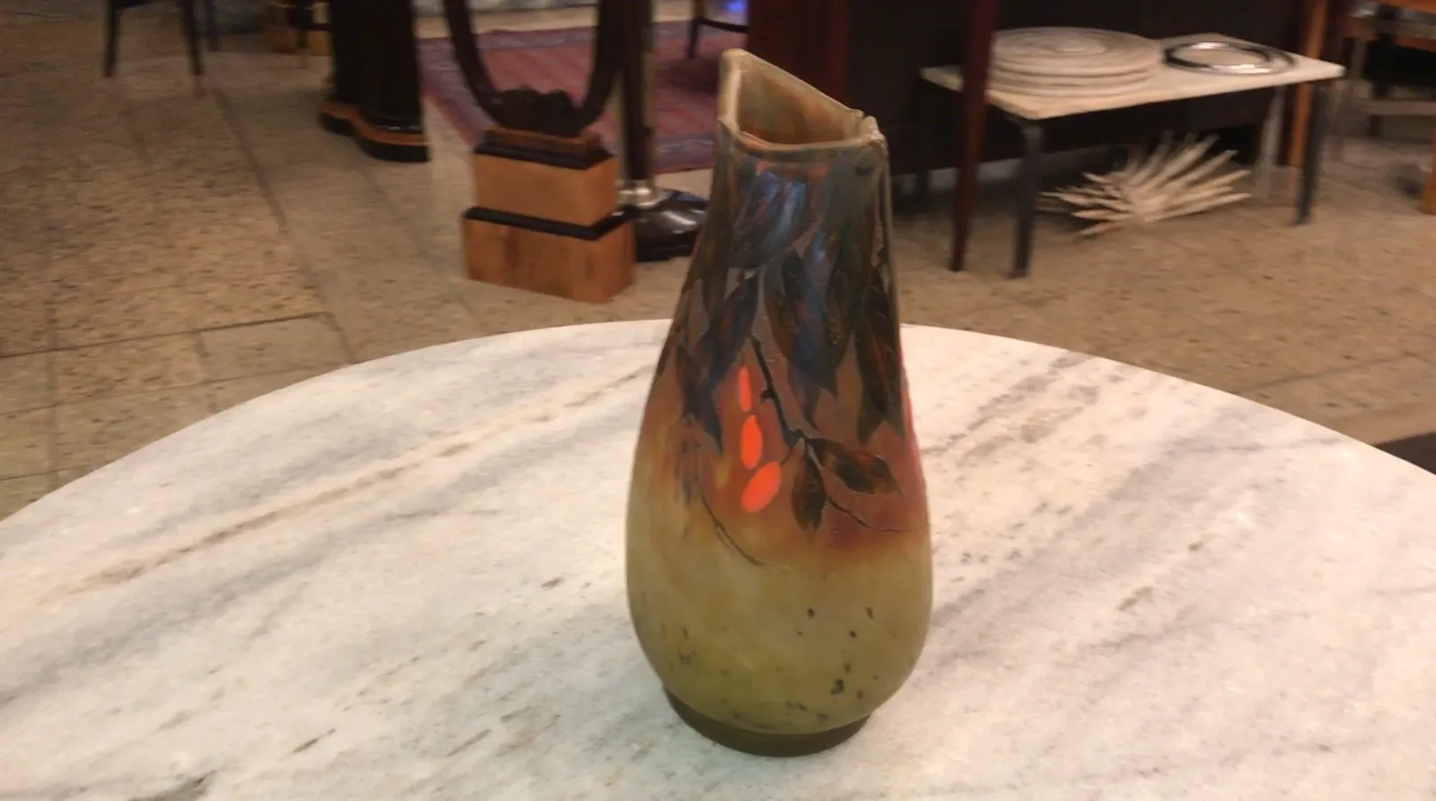 vase en verre signé daum nancy avec feuilles et couleurs