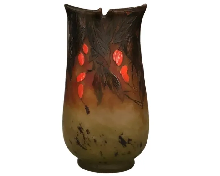 Antiquité verre signé Daum Nancy avec des feuilles et des fruits rouges