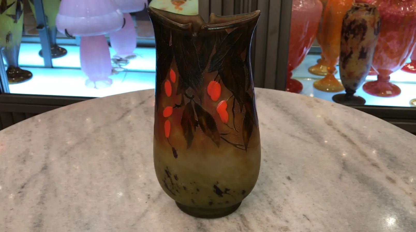 Verre signé décoratif Daum Nancy avec des feuilles et des fruits rouges dans un cadre élégant.