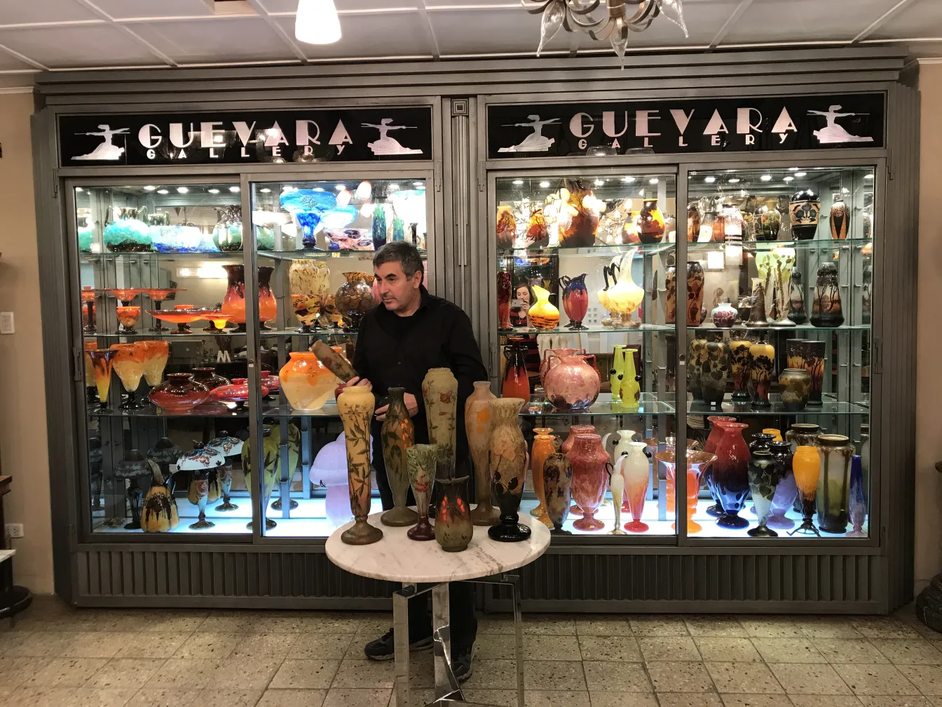 Verre signé Daum Nancy exposé avec d'autres éléments décoratifs.