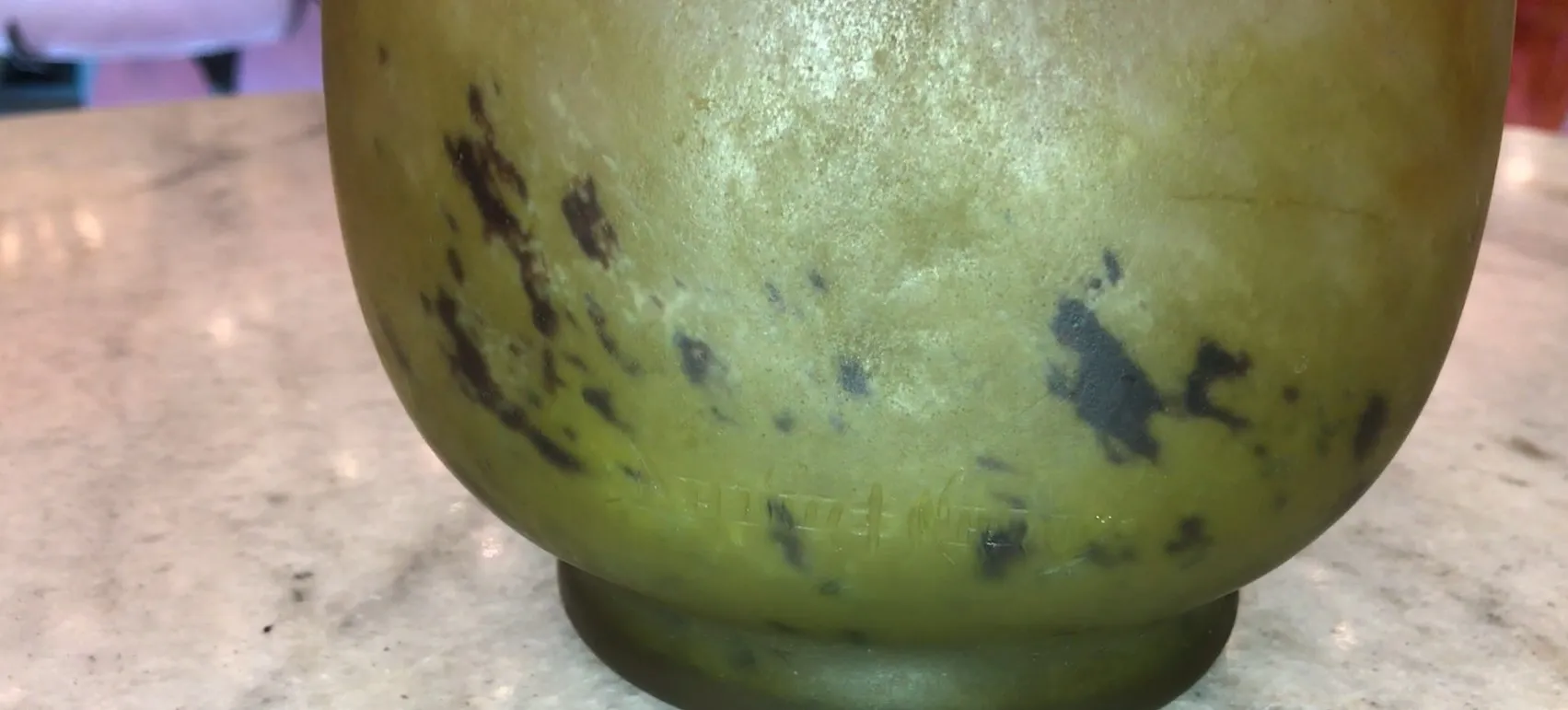 Signiertes Glas mit einzigartigen Details und daum nancy Unterschrift, antike Atmosphäre.