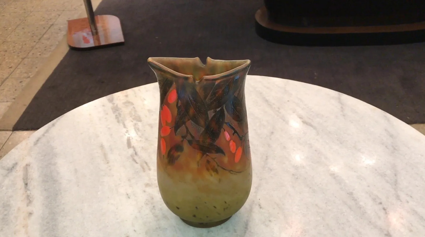 Vaso antigo de vidro assinado com decoração de folhas e flores vermelhas, fundo suave