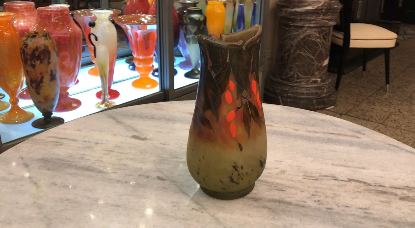 Antike dekorative Vase mit roten und grünen Details