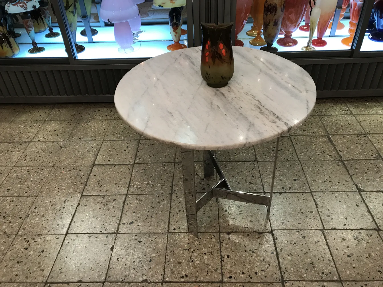 Dekoratives signiertes Glas Daum Nancy in antikem Ambiente