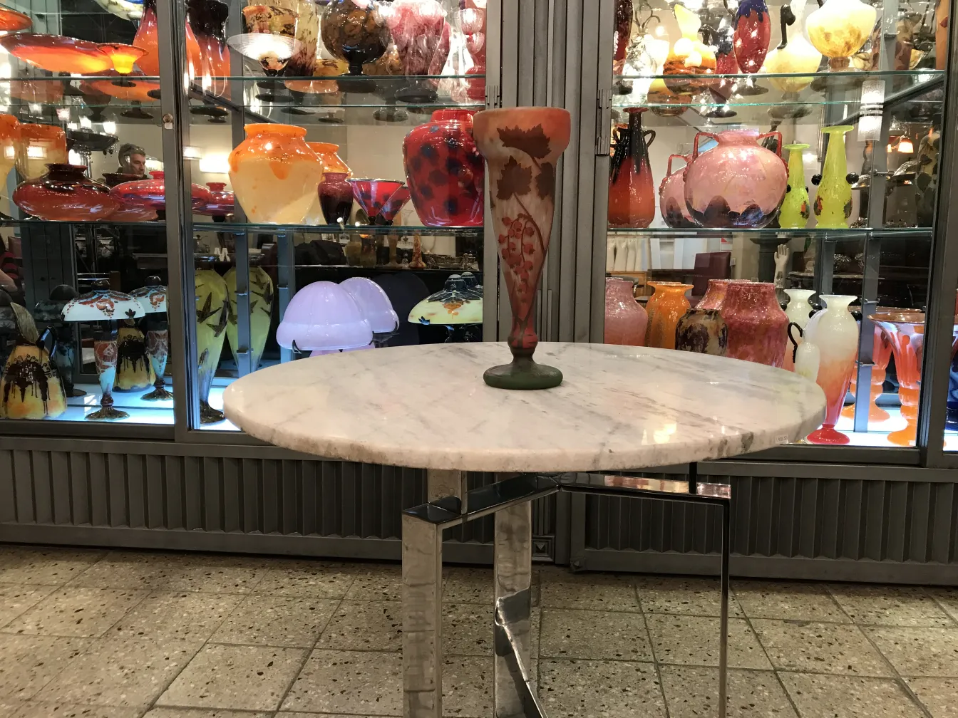 Vaso antico in vetro firmato Daum Nancy, decorato con cura