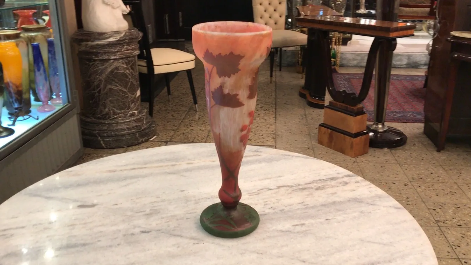 signiertes glas daum nancy mit sanften farben und blattdetails