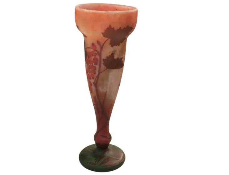 Vaso antico in vetro con design floreale Daum Nancy, scolpito in colori caldi.