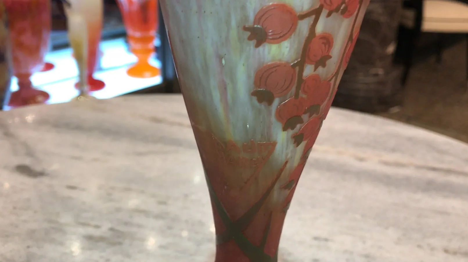 Vidro assinado por Daum Nancy com decoração floral em tons quentes.