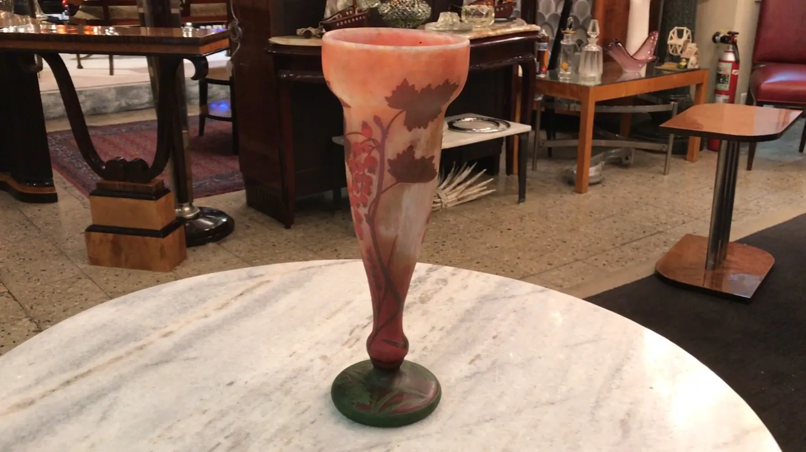 Verre daum nancy avec motif floral en rouge et vert, antiquité.