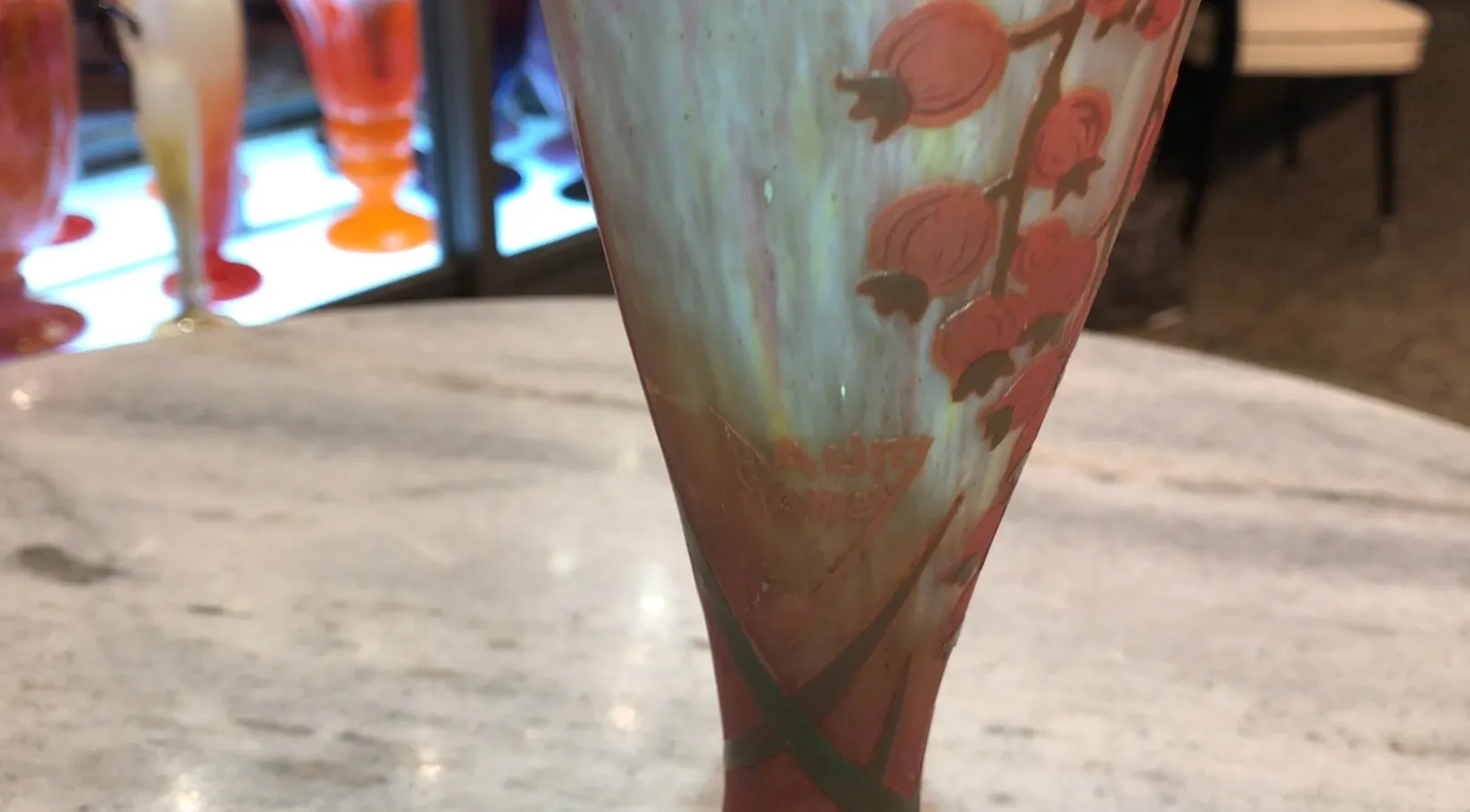 Verre signé de Daum Nancy avec un motif floral sur un fond attrayant