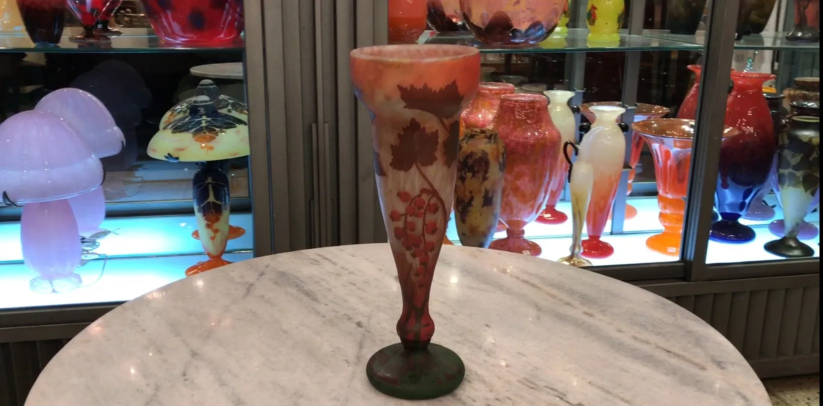 Antikes daum nancy vase mit Blatt- und Traubenmuster, ausgestellt mit anderen Antiquitäten.