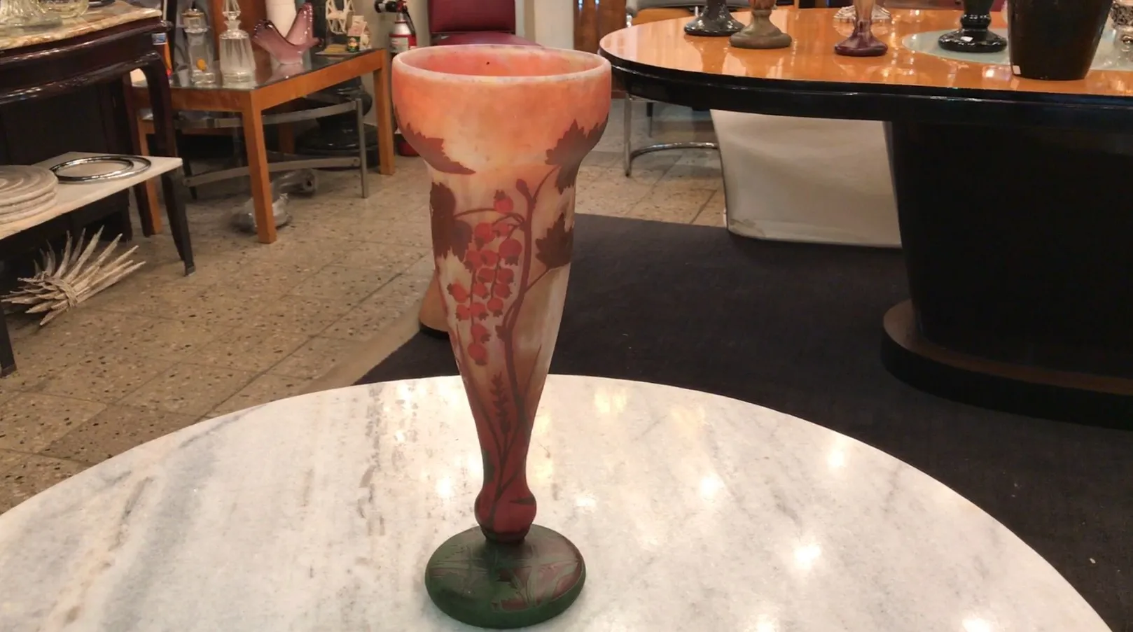 Vaso de vidrio firmado de Daum Nancy con diseño floral, decorativo