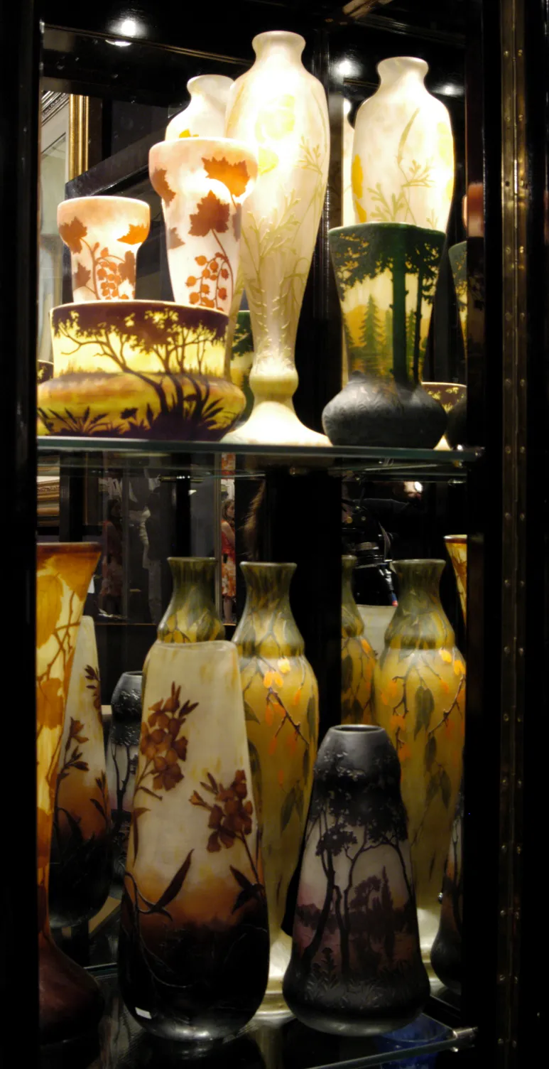 展示されているダウムナンシーのサイン入りガラスの花瓶コレクション