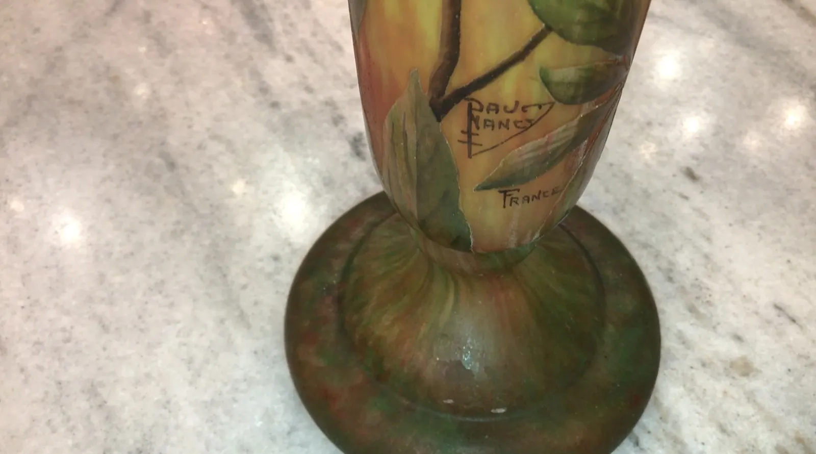 verre signé daum nancy avec motif de feuilles, dans une ambiance vintage