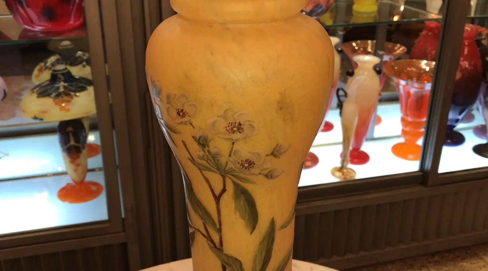 vase antique avec fleurs peintes en verre signé par Daum Nancy