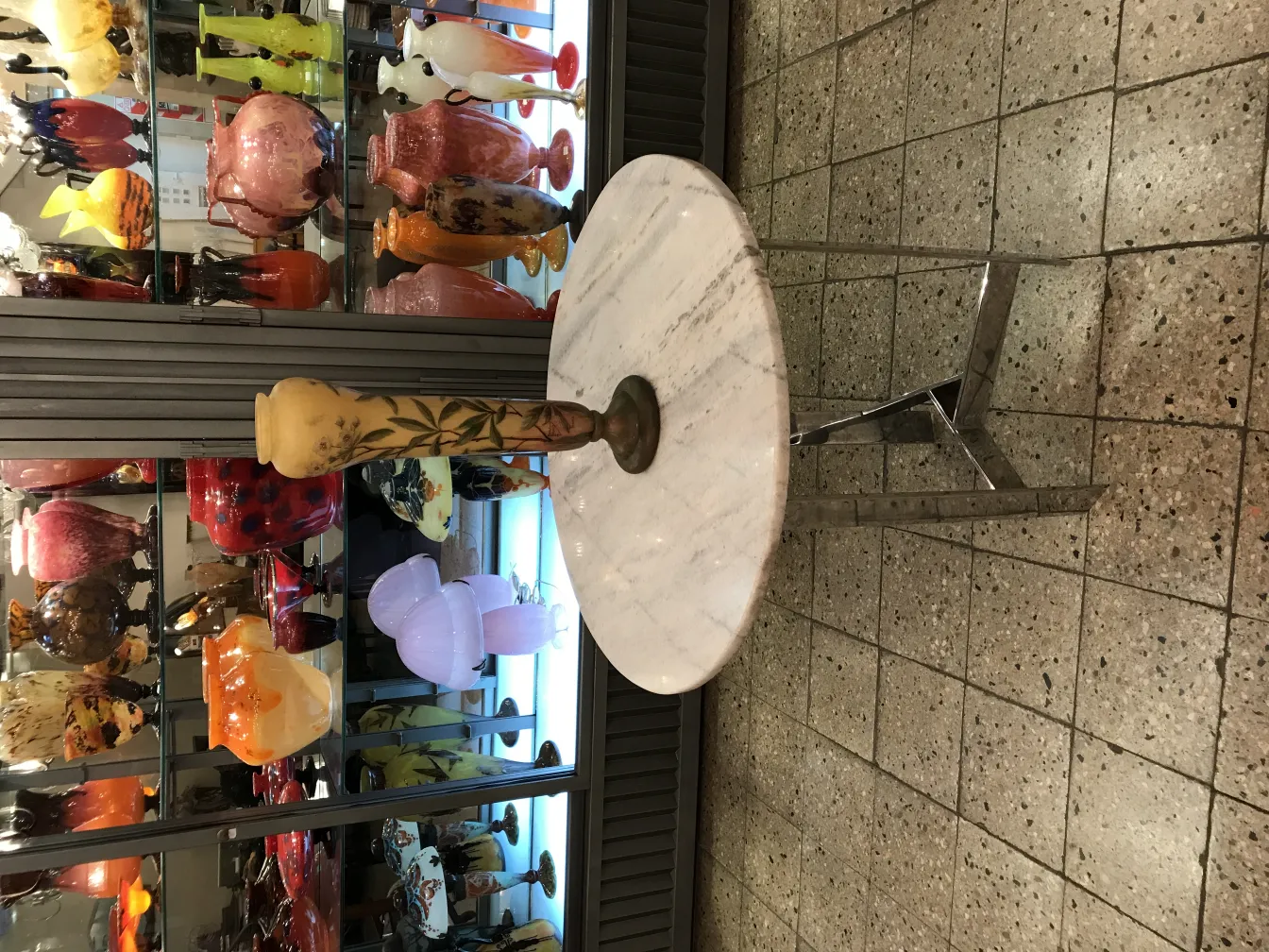 装饰玻璃道姆南希与古董底座在优雅的环境中