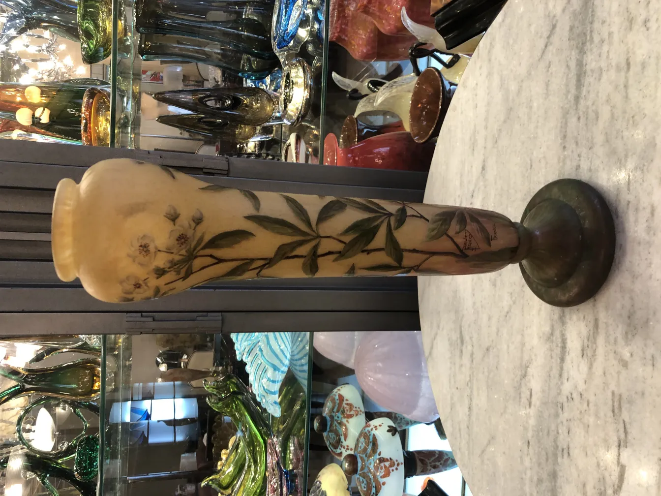 Antiquariato vetro firmato Daum Nancy con decorazione floreale, che evidenzia i dettagli delle foglie e dei fiori in tonalità tenui.