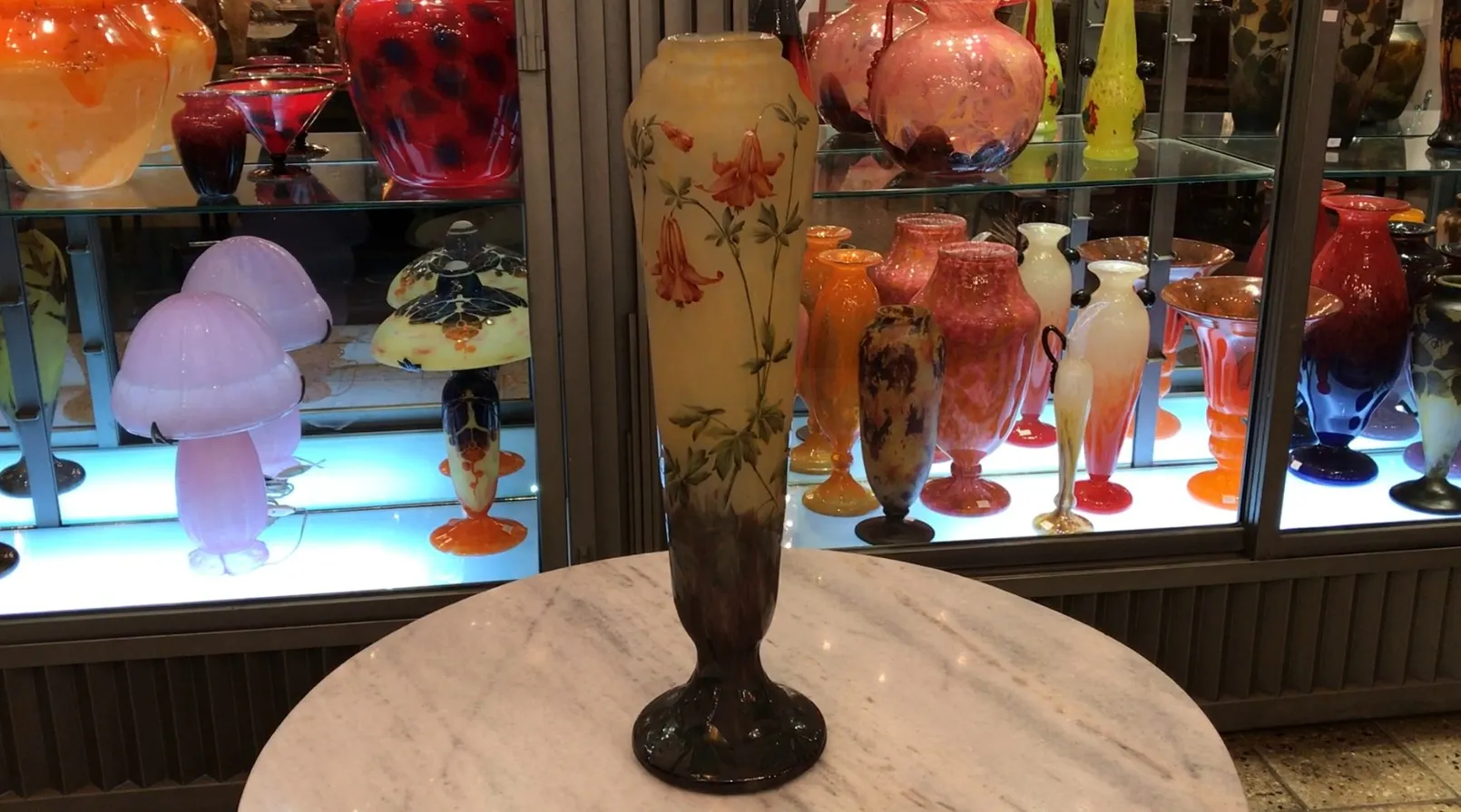 antik signierte vase daum nancy mit dekorativen blumen vor buntem glas