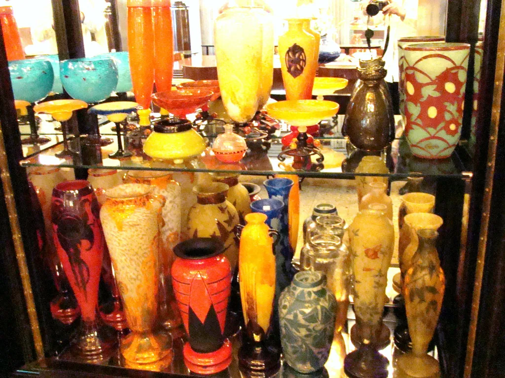 Sammlung von Antiquitäten mit buntem signiertem Glas Daum Nancy in verschiedenen Formen