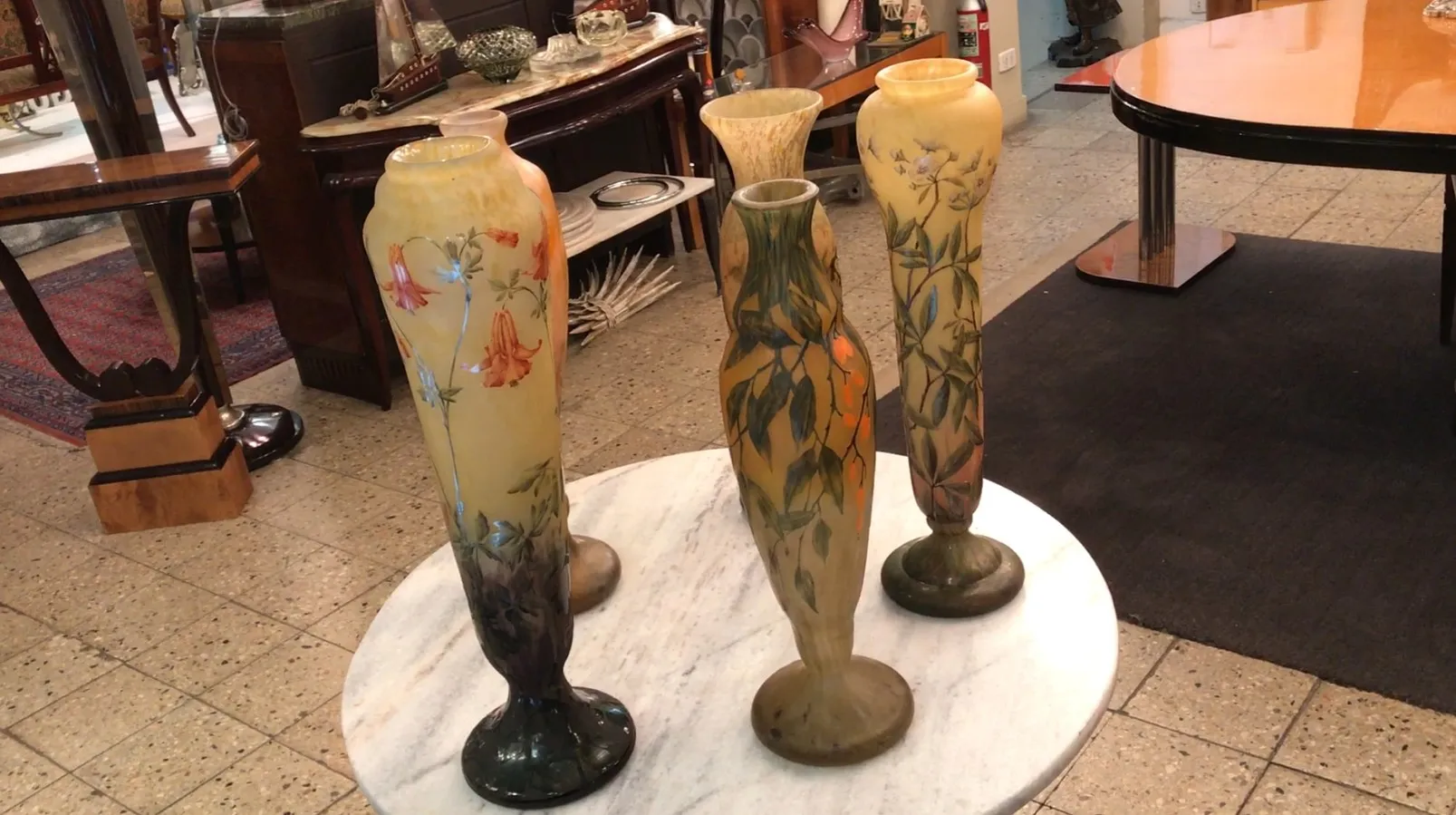 Beau verre signé Daum Nancy avec design floral, antiquités dans un cadre élégant.