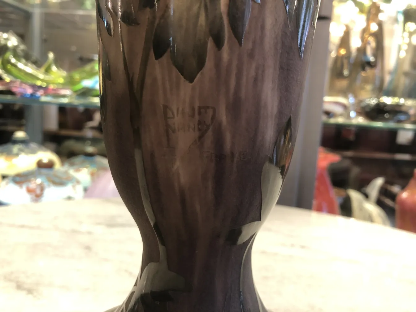 Vidrio antiguo firmado con detalles de flores y hojas