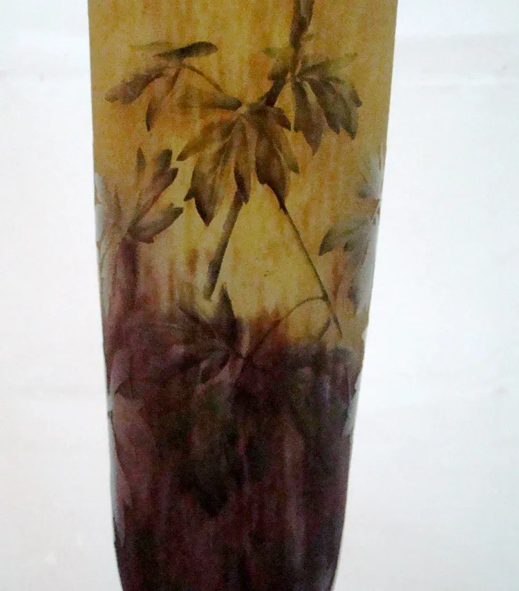 verre signé avec motif floral de Daum Nancy