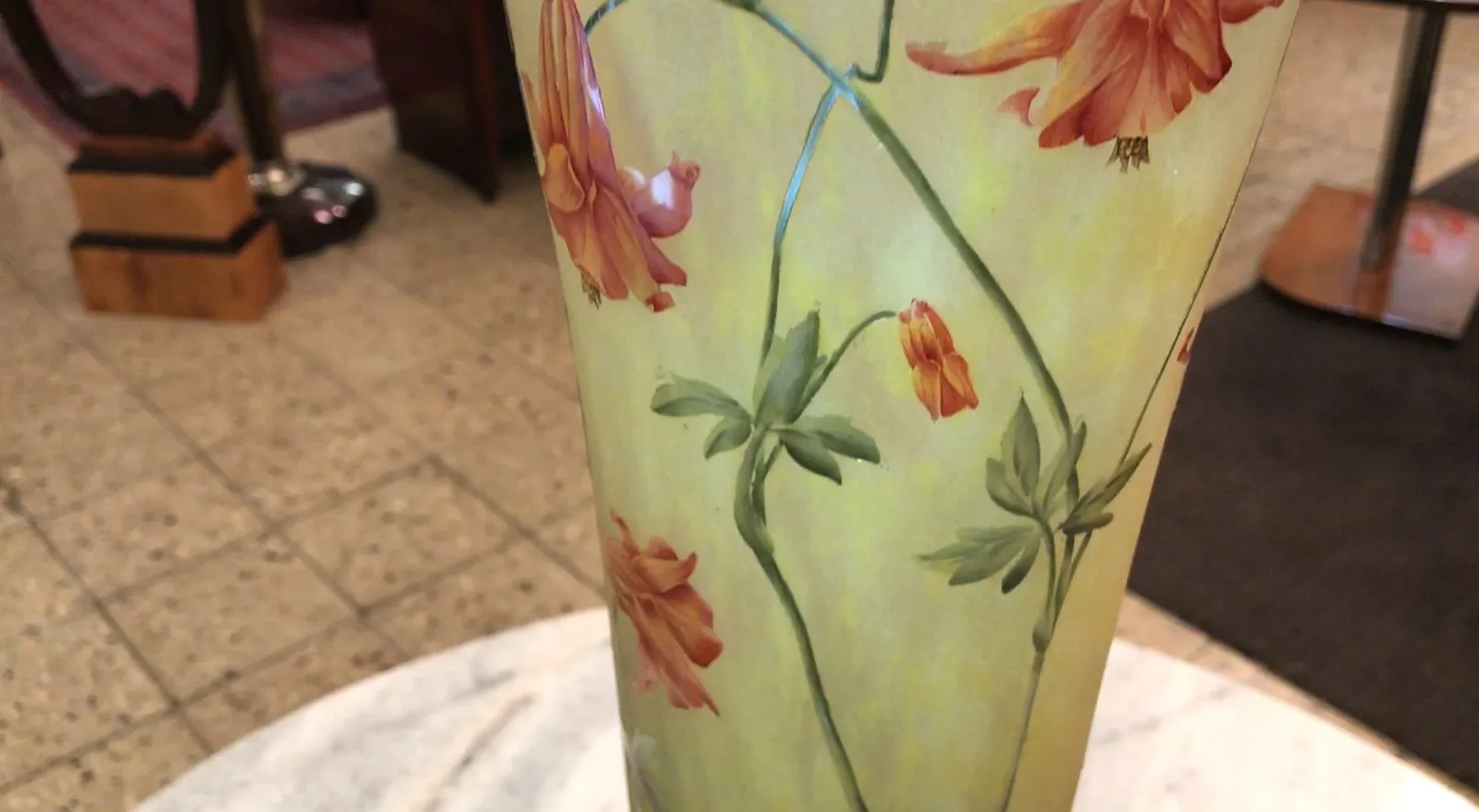 签名玻璃达姆南希，带有多彩花朵的柔和背景。