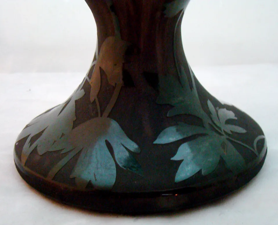 Verre antique signé Daum Nancy avec motif de feuilles à la base