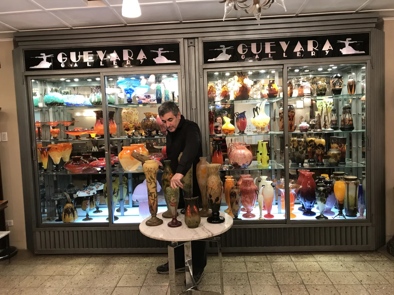 古いサイン入りグラス（ダウム・ナンシー）が他のカラフルな花瓶とともに展示されています。