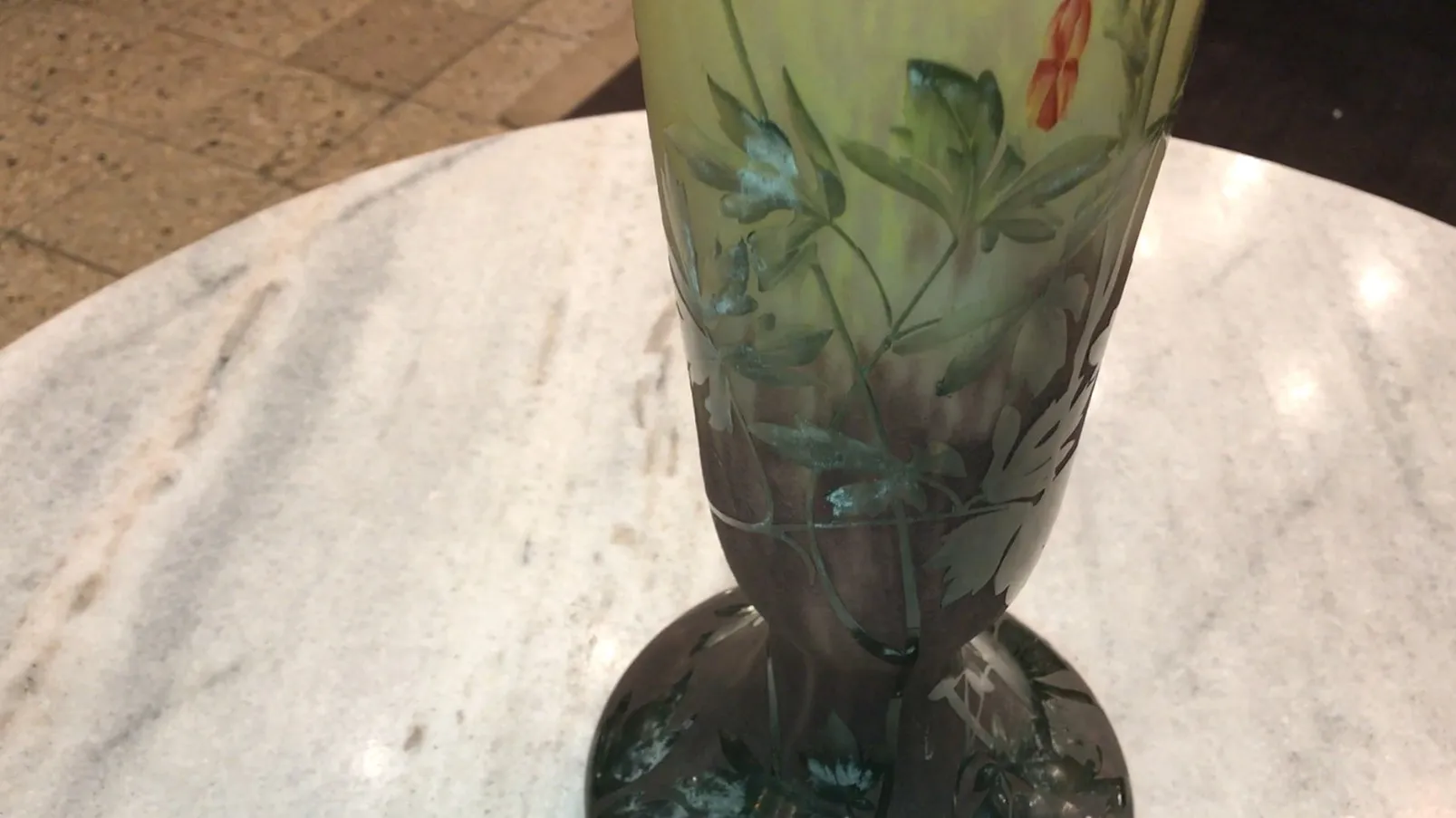 Vidrio firmado Daum Nancy con decoración de hojas verdes